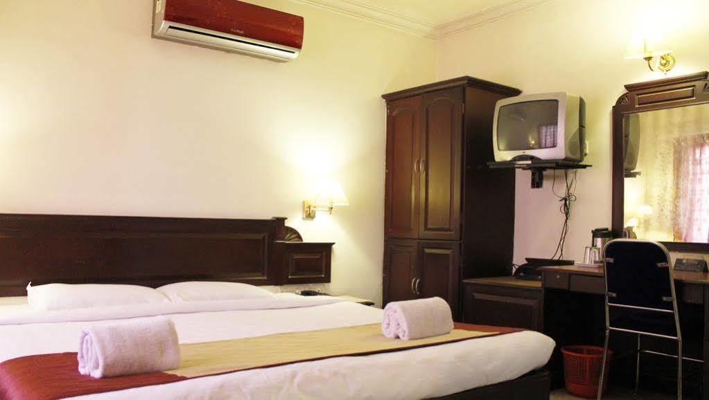 Hotel Archana Inn Kochi Extérieur photo